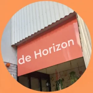 Stukje van gebouw 'De Horizon', de locatie van Inloophuis Haarlem